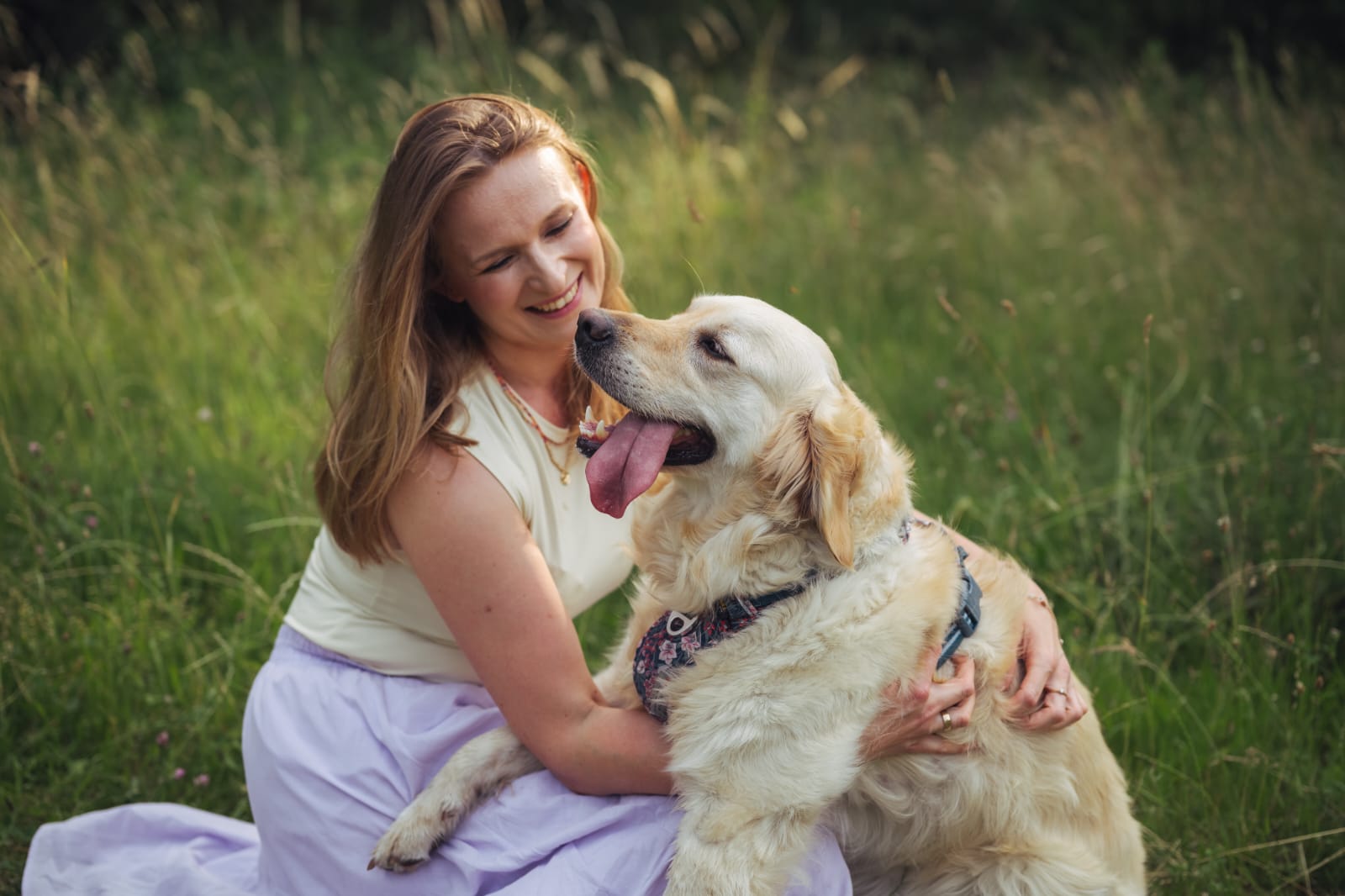 Anna z golden retrieverem na łące